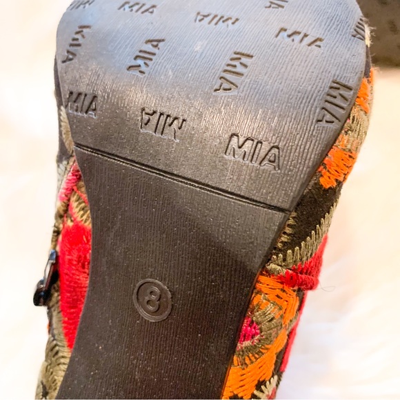 NWOT MIA Colorful Rosebud Embroidered Floral Chunky Block Heel Ankle Books - Picture 5 of 6